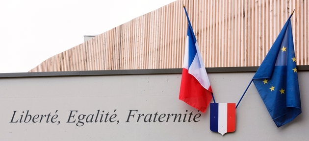 Les drapeaux français et européen sur le fronton d'une école près de Lille en septembre 2014