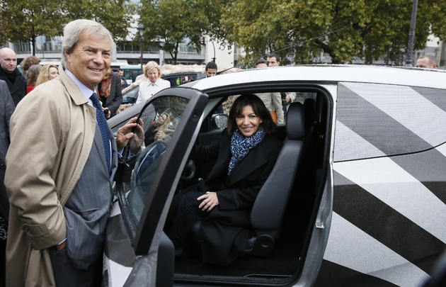 La maire de Paris Anne Hidalgo et Vincent Bolloré présentent une Autolib customisée le 8 octobre 2014 à Paris