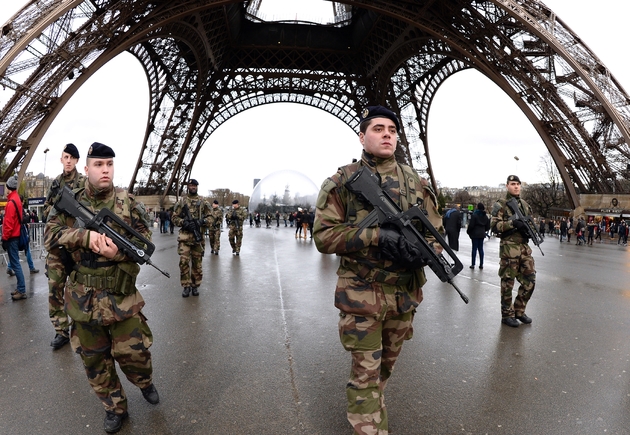 Des militaires patrouillent près de la tour Eiffel à Paris le 8 janvier 2015