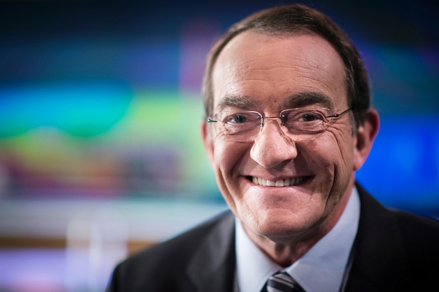 Jean-Pierre Pernaut, l'une des figures les plus populaires du petit écran, qui anime depuis 30 ans le journal de 13H de TF1, est pris en photo ici à Boulogne-Billancourt à côté de Paris, le 13 février 2015 