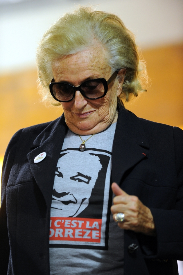 Bernadette Chirac arbore un T-shirt avec le portrait de son mari, lors de la campagne pour les élections départementales, à Brive (Corrèze), le 19 mars 2015  