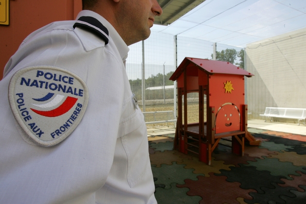 Un fonctionnaire de la police de l'air et des frontières à Toulouse, le 26 juin 2006