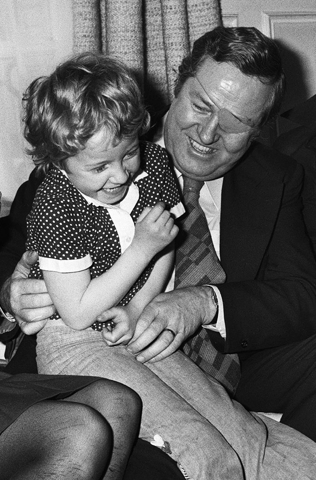 Jean-Marie Le Pen et sa fille Marine, chez eux à Paris, le 1er mai 1974