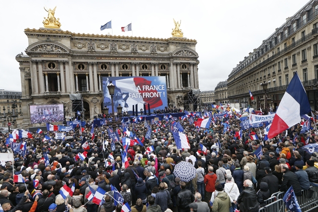 Des partisans et membres du Front National rassemblés place de l'Opéra, le 1er mai 2015 à Paris