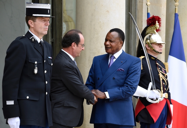 François Hollande raccompagne sur le perron de l'Élysée le président congolais Denis Sassou-Nguesso après un entretien, le 7 juillet 2015.