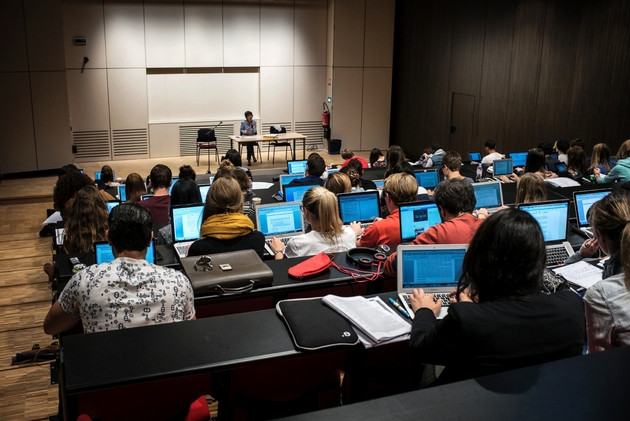 Des étudiants prennent des notes lors d'un cours dans une université de Lyon (France) le 18 septembre 2015