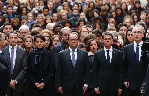 François Hollande, entouré de membres de son gouvernement, observe une minute de silence en mémoire des victimes des attentats du 13 novembre , dans la cour de la Sorbonne à Paris, le 16 novembre 2015