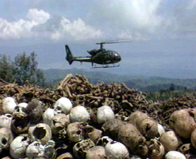 Capture d'écran de WTN d'un hélicoptère d'officiels ougandais survolant, le 7 avril 1998, des monticules de crânes et d'ossements dans la province de Kibuye, ville de l'ouest du Rwanda, au centre de la rive est du lac Kivu