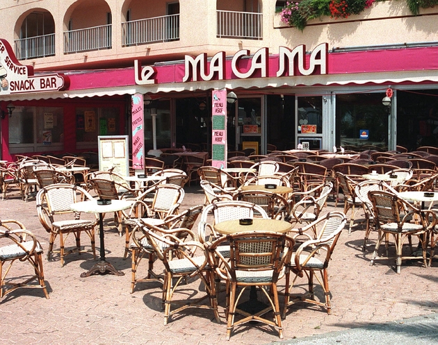 Photo prise le 18 juin 1994 de la brasserie le Macama  à Hyères dont le patron Gérard Finale et des membres de sa bande ont été incarcérés le 17 juin 1994