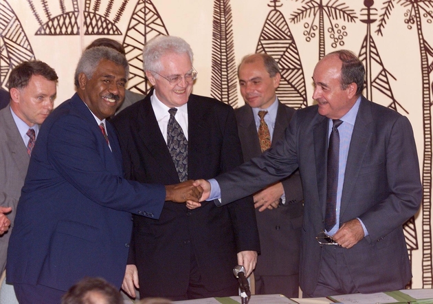 Lionel Jospin (C), entouré de Roch Wamytan (FNLKS) (G) et Jacques Lafleur (RPCR) (D), après la signature de l'accord de Nouméa, pour instaurer en Nouvelle-Calédonie un processus de décolonisation, le 5 mai 1988