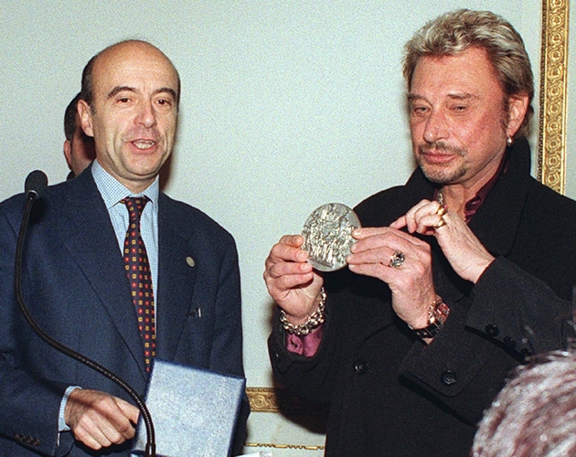 Le maire de Bordeaux, Alain Juppé, remet la médaille de 