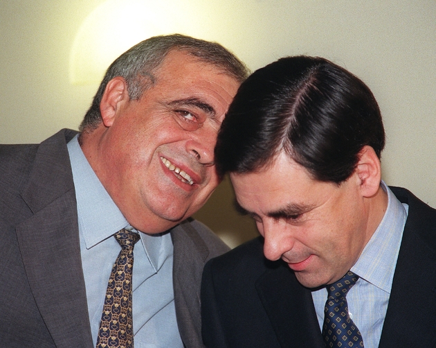 Le président du RPR, Philippe Séguin, s'entretient avec le porte-parole du RPR, François Fillon, le 13 décembre à Paris