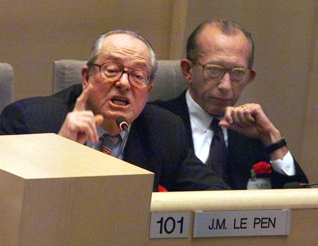 Jean-Marie Le Pen (G) et Jean-Jacques Susini (D) à Marseille le 18 décembre 1998