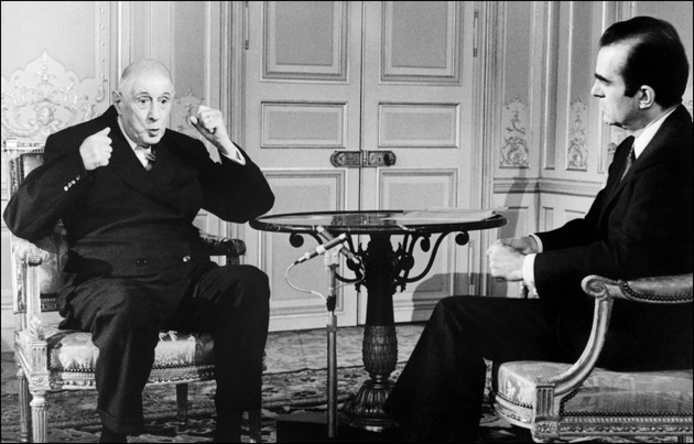 Le président Charles (g) explique le 7 juin 1968, lors d'une interview télévisée à l'Elysée, qu'il a hésité, le 29 mai 1968, à se retirer du pouvoir