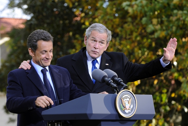 Nicolas Sarkozy avec George W. Bush en novembre 2007, lors d'une visite de travail visant à renouer la relation entre les deux pays, distendue en raison de la guerre en Irak