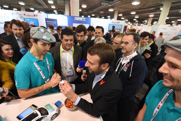 Emmanuel Macron, alors ministre de l'Economie, visite le Consumer Electronics Show (CES) de Las Vegas aux Etats-Unis, le 7 janvier 2015