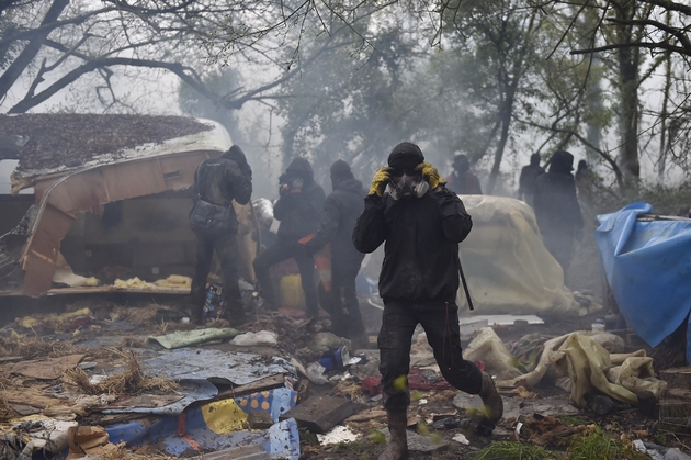 Un manifestant au milieu des destructions du camp des zadistes à Notre-Dame-des-Landes, le 10 avril 2018