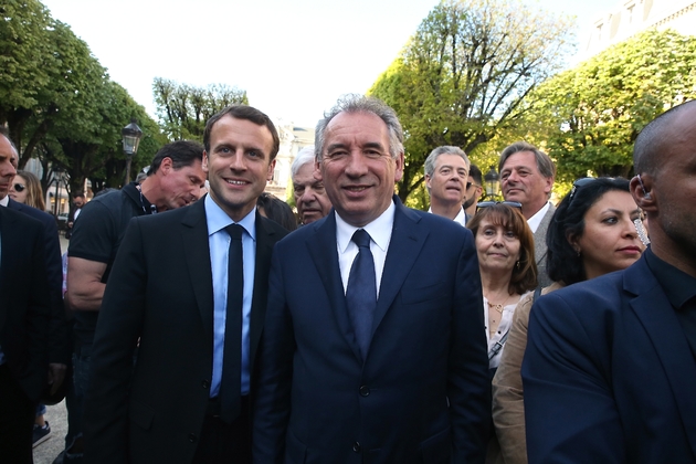 Emmanuel Macron  (G) avec le centriste et président du Modem François Bayrou, le 12 avril 2017 à Pau