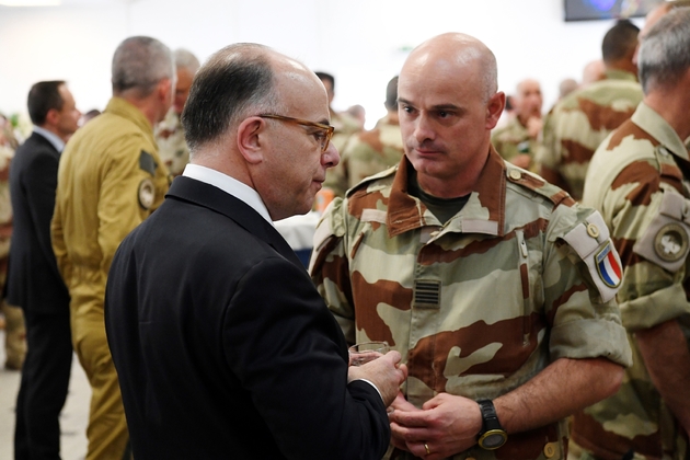 Le Premier ministre français Bernard Cazeneuve (G) s'entretient avec un soldat de la force française antijihadiste Barkhane à N'Djamena le 29 décembre 2016