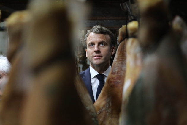 Le président Macron visite une usine de saucisses le 4 avril 2019, à Cozzano en Corse