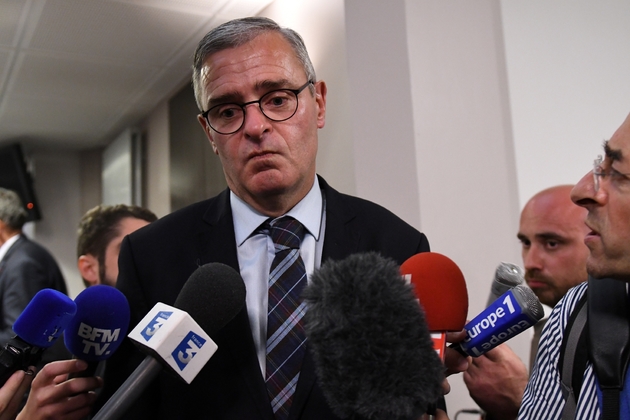 Marc Joulaud (c) répond aux médias après le premier tour de l'élection présidentielle, le 23 avril 2017 à Sablé-sur-Sarthe