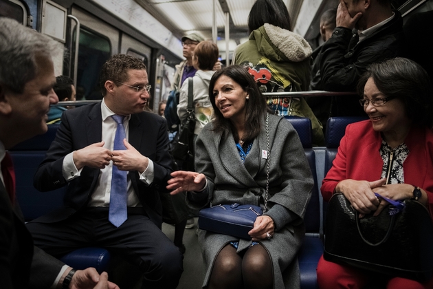 Anne Hidalgo (C-D), maire de Paris, Patricia de Lille, maire du Cap (D), Steve Adler, maire d'Austin (G), et Mauricio Rodas, maire de Quito, discutent dans le métro parisien, le 22 octobre 2017