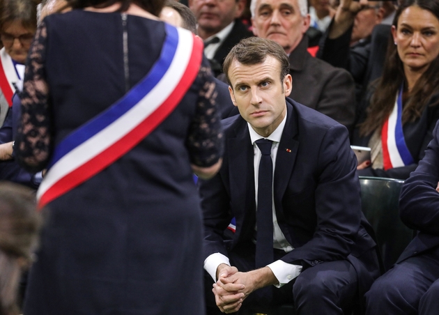 Emmanuel Macron écoute une élue lors du lancement du grand débat national devant les maires normands à Grand Bourgtheroulde, dans l'Eure, le 15 janvier 2018