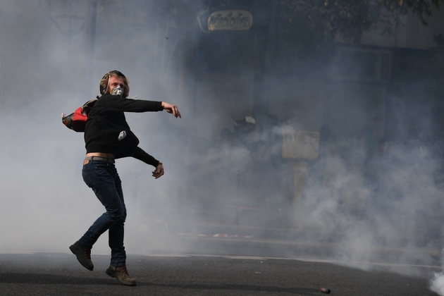 Un manifestant lance un projectile pendant une manifestation à Paris contre la réforme du code du travail le 12 septembre 2017
