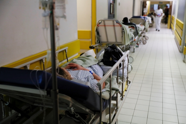 Des patients allongés sur des lits dans le couloir d'un hôpital de Villeneuve-Saint-Georges le 4 janvier 2017