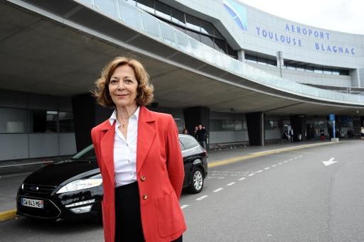 Anne-Marie Idrac pose devant l'aéroport de Toulouse-Blagnac, le 5 mai 2015
