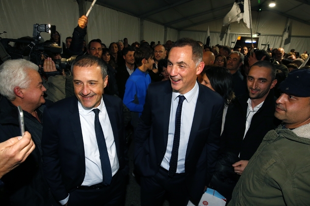 L'autonomiste Gilles Simeoni (D) et l'indépendantiste Jean-Guy Talamoni (G), le 10 décembre 2017 à Bastia 