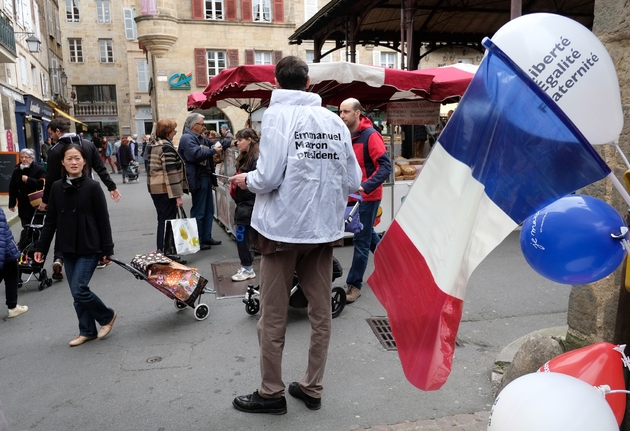 Un militant du mouvement En Marche! distribue des tracts à Figeac (Lot) le 18 mars 2017 