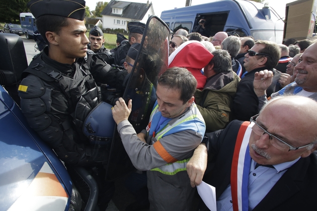 Bousculade entre des salariés de l'équipementier automobile creusois GM&S et les forces de l'ordre à Egletons, le 4 octobre 2017