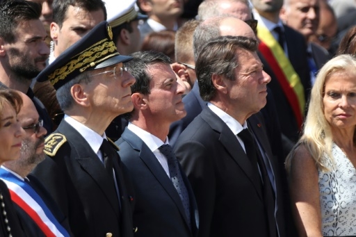 Le préfet des Alpes-Maritimes department Adolphe Colrat, le Premier ministre Manuel Valls, le président de la région Provence Alpes Côte d'Azur Christian Estrosi lors d'une cérémonie d'hommage aux victimes de l'attentat, le 18 juillet 2016 à Nice 