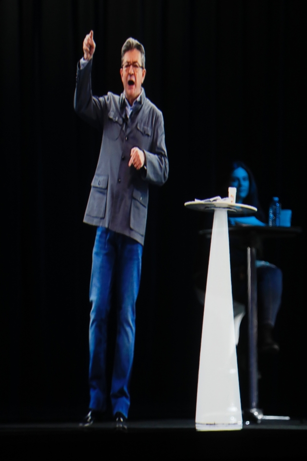 Photo prise le 5 février 2017 à La Plaine Saint-Denis, près de Paris, de l'hologramme de Jean-Luc Mélenchon au même moment en meeting près de Lyon 