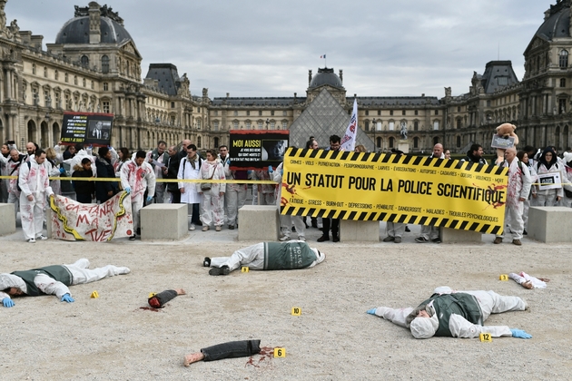 Des membres de la police scientifique manifestent devant le Louvre à Paris dans le cadre des mobilisations contre la réforme des retraites, le 15 janvier 2020