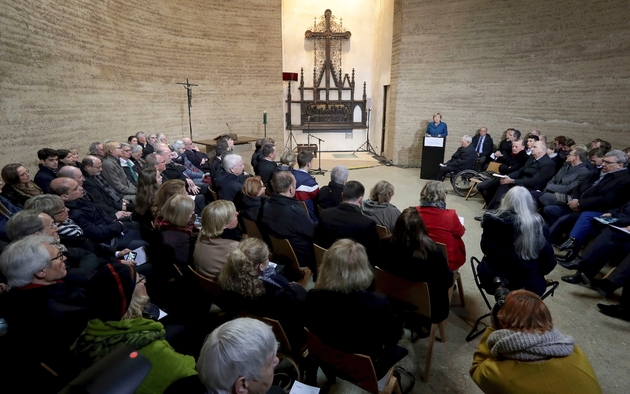 La chancelière allemande Angela Merkel prononce une allocution le 9 novembre 2019 dans la chapelle de la Réconciliation de Berlin pour le 30e anniversaire de la chute du Mur.