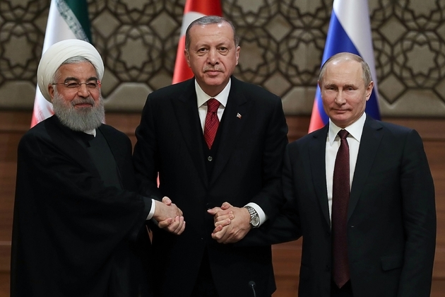 Le président iranien Hassan Rohani, le président turc Recep Tayyip Erdogan et le président russe Vladimir Poutine (de gauche à droite) lors d'un sommet tripartite sur la Syrie à  Ankara, le 4 avril 2018