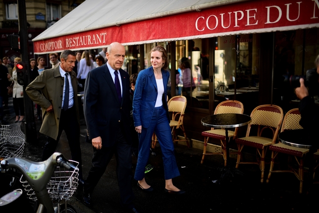 La candidate Les Républicains (LR) aux législatives, Nathalie Kosciusko-Morizet, en campagne avec le maire de Bordeaux Alain Juppé le 6 juin 2017 à Paris
