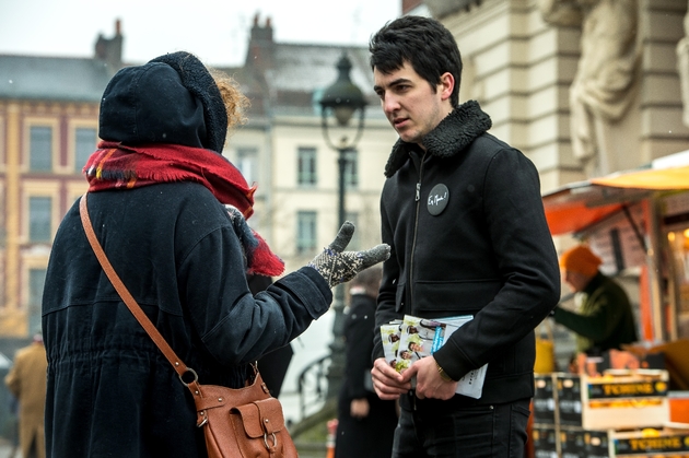Un militant du mouvement En Marche! distribue des tracts pour l'élection d'Emmanuel Macron à la présidentielle dans une rue de Lille, le 11 février 2017