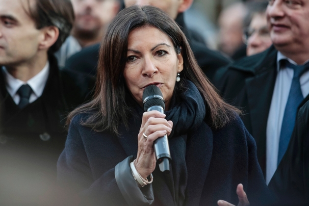 La maire socialiste de Paris Anne Hidalgo lors de la présentation des nouvelles poubelles Trilib', à Paris le 5 décembre 2016