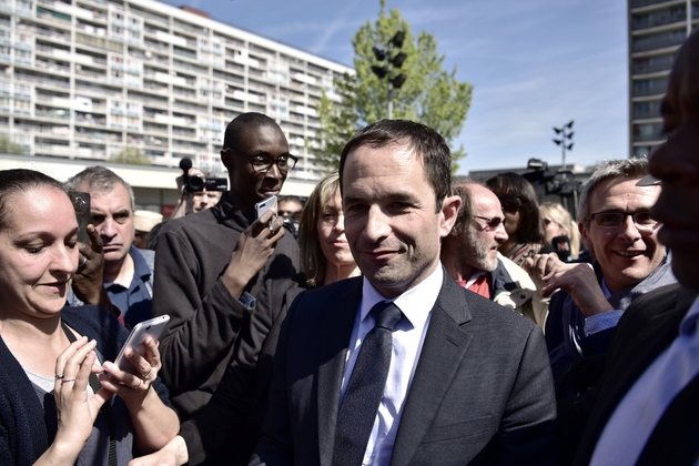 Le candidat socialiste à la présidentielle Benoît Hamon (c) lors de la visite d'un incubateur d'entreprises, à La Courneuve près de Paris, le 12 avril 2017