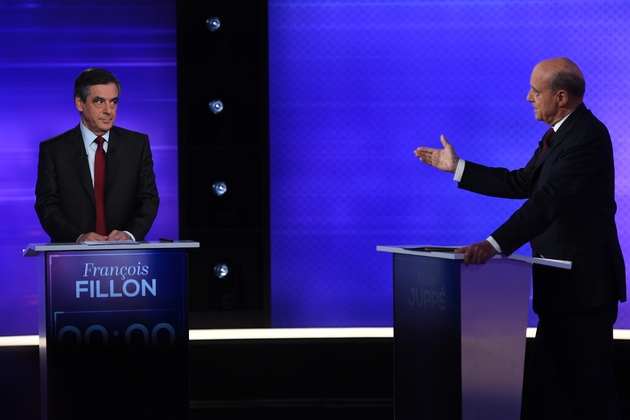 François Fillon (g) et Alain Juppé lors du débat télévisé du 2e tour de la primaire de la droite, le 24 novembre 2016 à Paris
