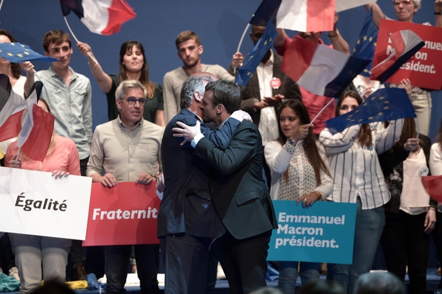François Bayrou, président du Modem, et Emmanuel Macron lors d'un meeting de soutien à Pau le 12 avril 2017