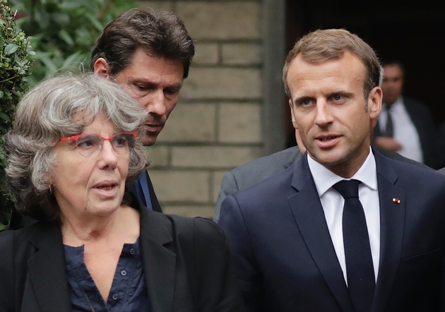 Emmanuel Macron (D) aux côtés de Michèle Audin (G) la fille de Maurice Audin, en sortant du domicile de sa veuve Josette Audin à Bagnolet le 13 septembre 2018