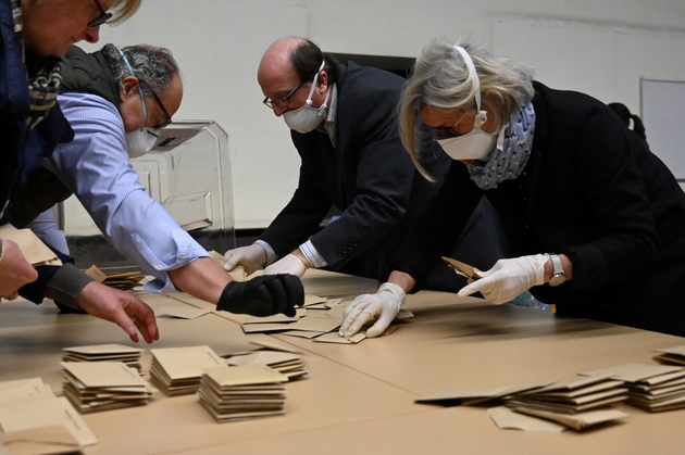 Dépouillement des votes dans un bureau de vote de Strasbourg, le 15 mars 2020