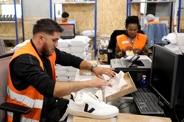 Le personnel du chantier d'insertion d'Ateliers Sans Frontières au travail à leurs bureaux, à Bonneuil-sur-Marne, le 10 septembre 2019