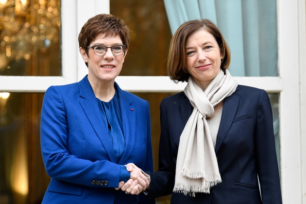 La ministre de la Défense Florence Parly (d) et son homologue allemande Annegret Kramp-Karrenbauer, le 20 février 2020 à Paris