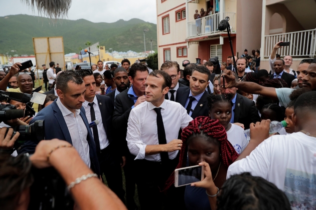 Bain de foule du président Macron dans le Quartier d'Orléans sur l'île de Saint-Martin le 29 septembre 2018