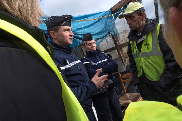 Des gendarmes s'entretiennent avec des 